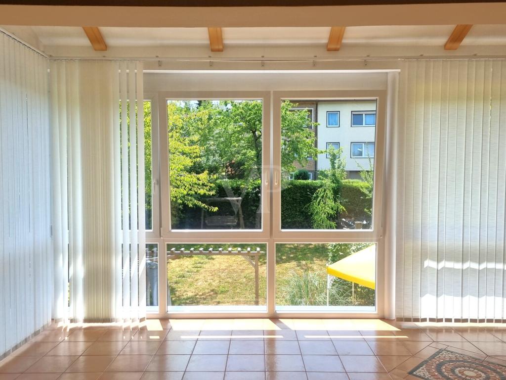 Helle Obergeschosswohnung mit Wintergarten, Einbauküche und viel Stauraum - Foto 1