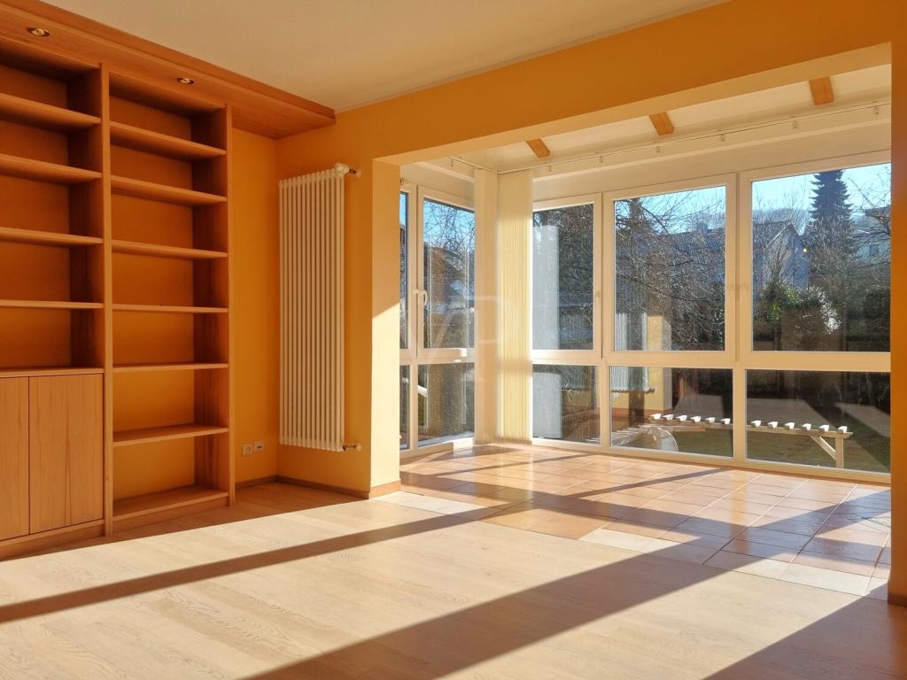 Helle Obergeschosswohnung mit Wintergarten, Einbauküche und viel Stauraum - Foto 2