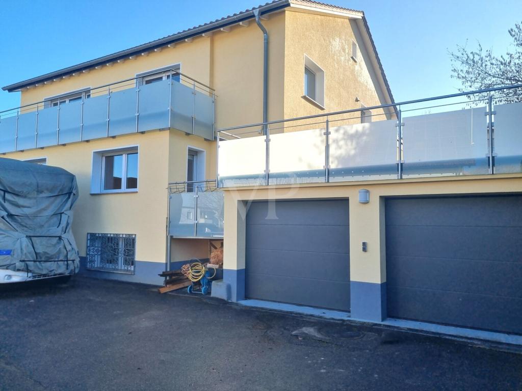 Helle Obergeschosswohnung mit Wintergarten, Einbauküche und viel Stauraum - Foto 3
