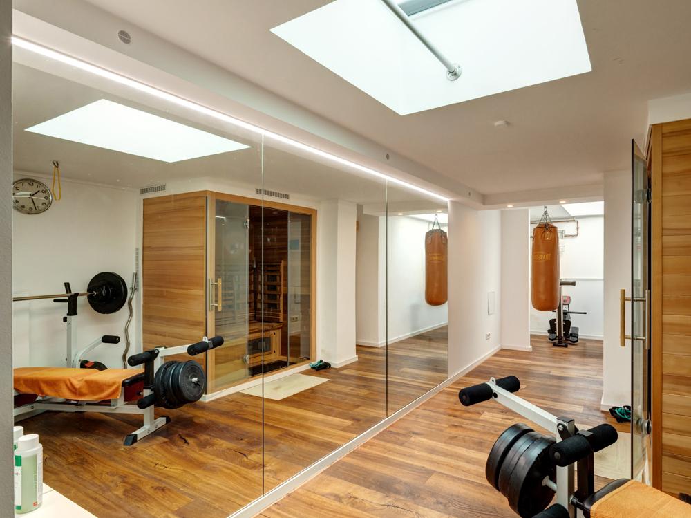 Fitnessbereich mit Sauna UG