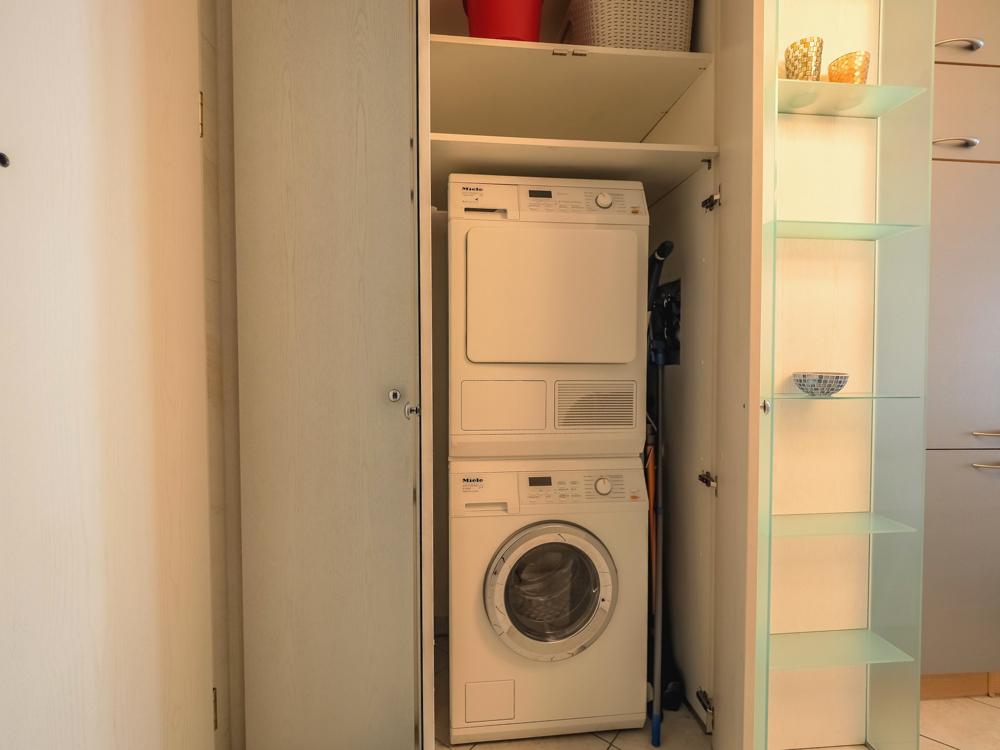 Einbauschrank mit Waschmaschine und Trockner