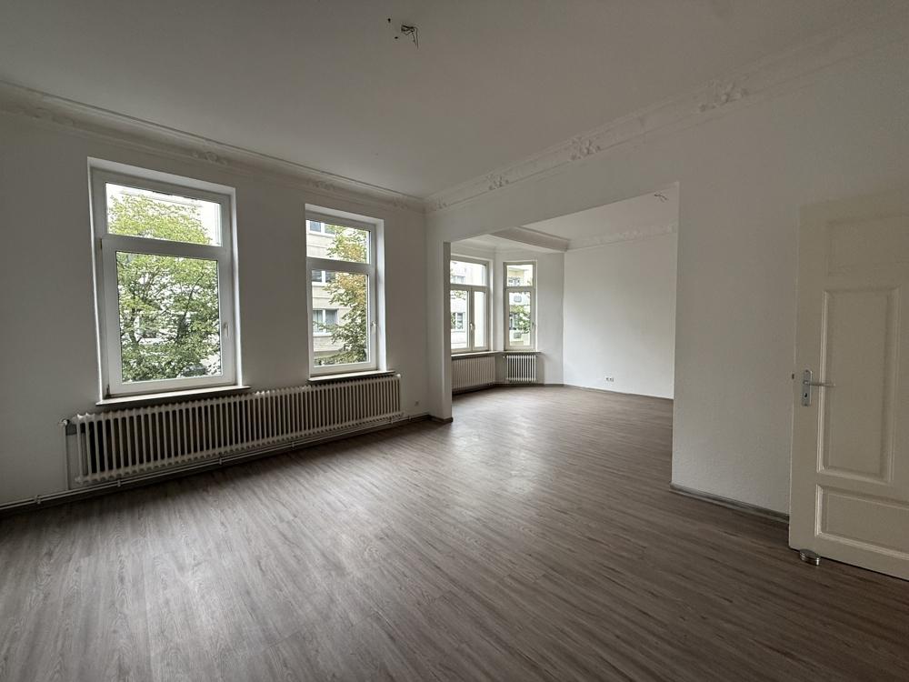 Stilvolle Altbauwohnung mit Balkon und moderner Küche in zentraler Lage - Foto 1