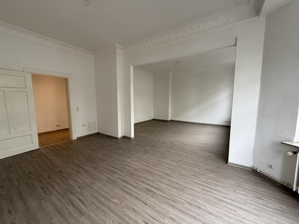 Stilvolle Altbauwohnung mit Balkon und moderner Küche in zentraler Lage - Foto 3