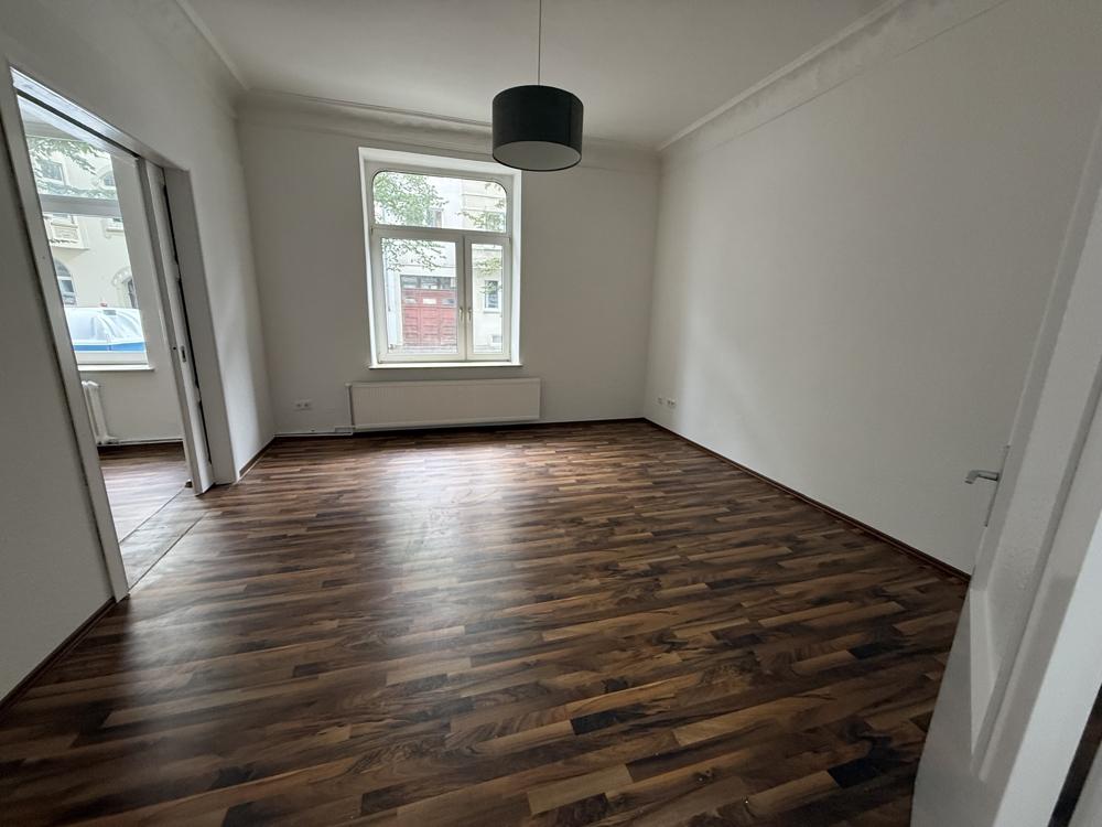 3-Zimmer Altbauwohnung mit Balkon und moderner Küche in zentraler Lage - Foto 3