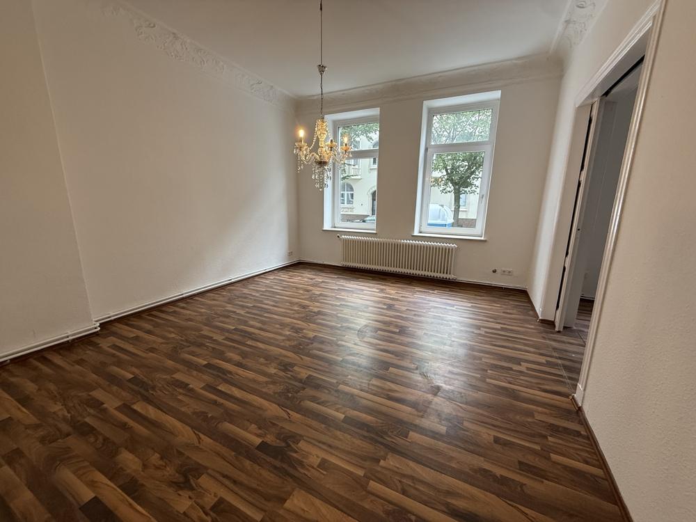3-Zimmer Altbauwohnung mit Balkon und moderner Küche in zentraler Lage - Foto 1
