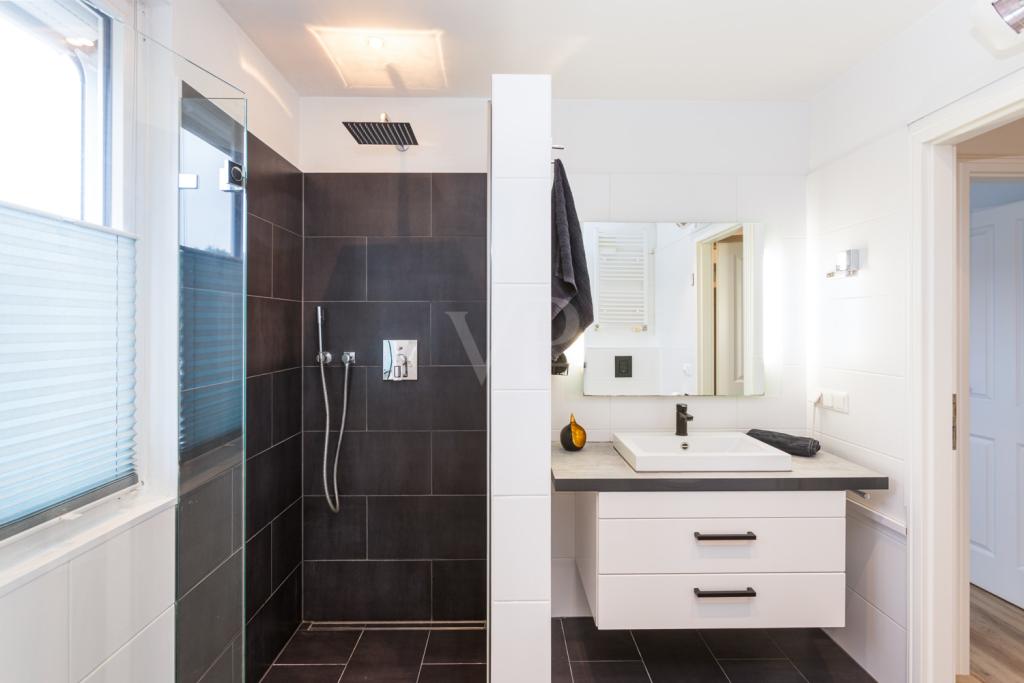 Modernes Bad mit ebenerdiger Dusche