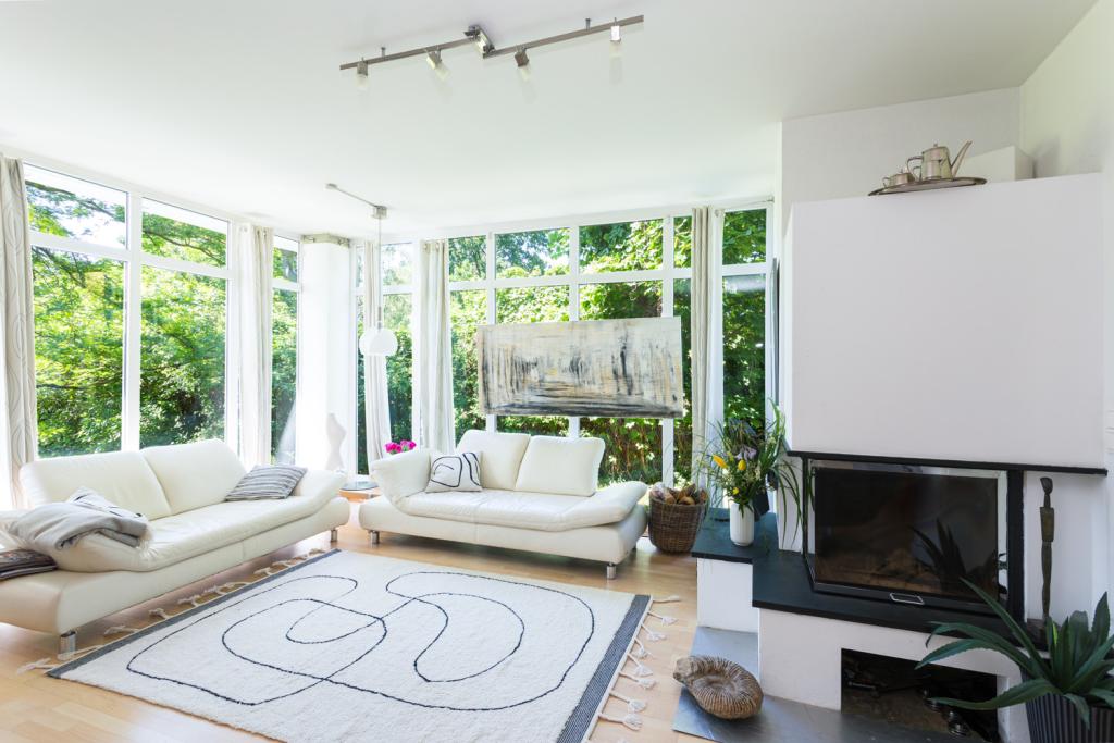 Wohnzimmer mit bodentiefen Fenstern