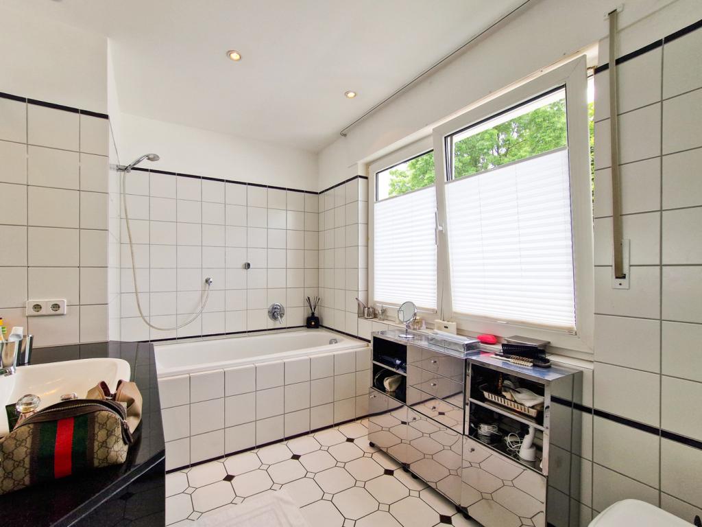 Badezimmer mit Tageslicht (OG)