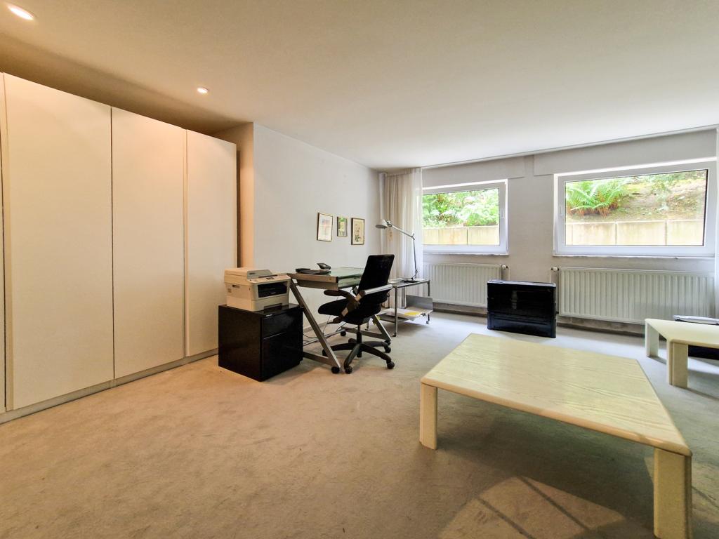 Eigenes Büro im Souterrain