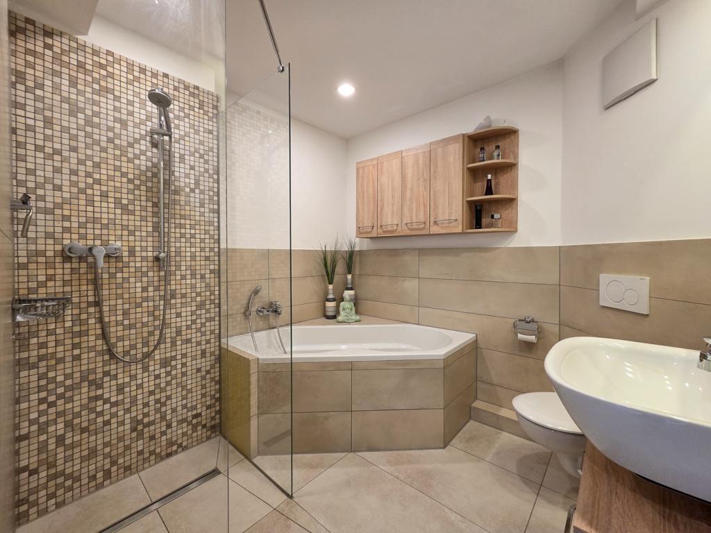 Badezimmer mit Dusche und Badewanne