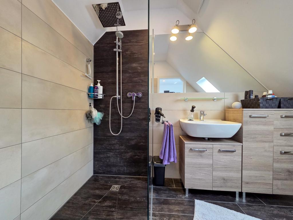 Bad en Suite mit Regendusche  (DG)