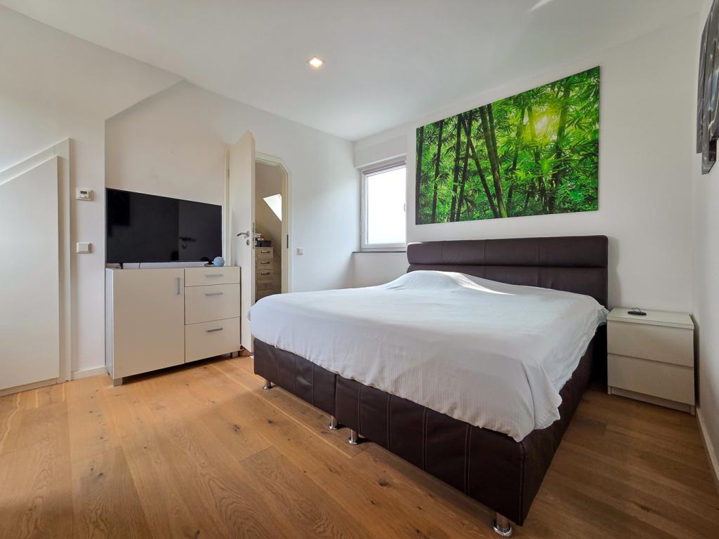 Großes Schlafzimmer mit Bad en Suite (DG)