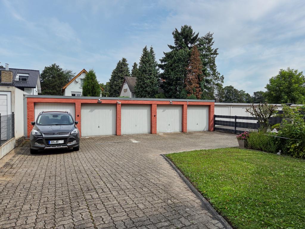 Praktische Garage mit elektrischem Tor