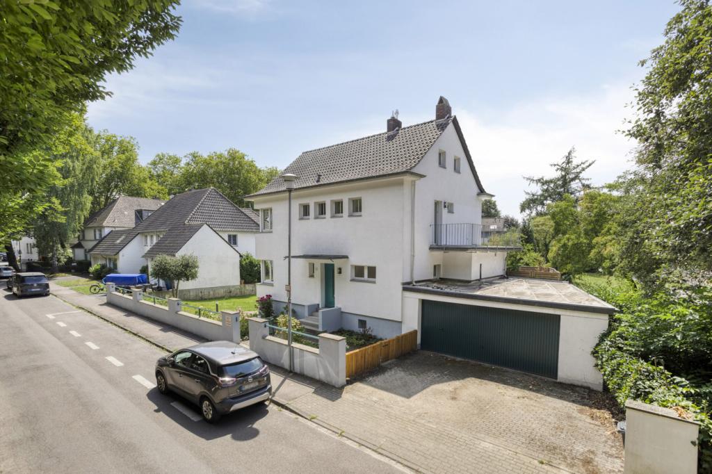 Praktisch - eine große Garage direkt am Haus