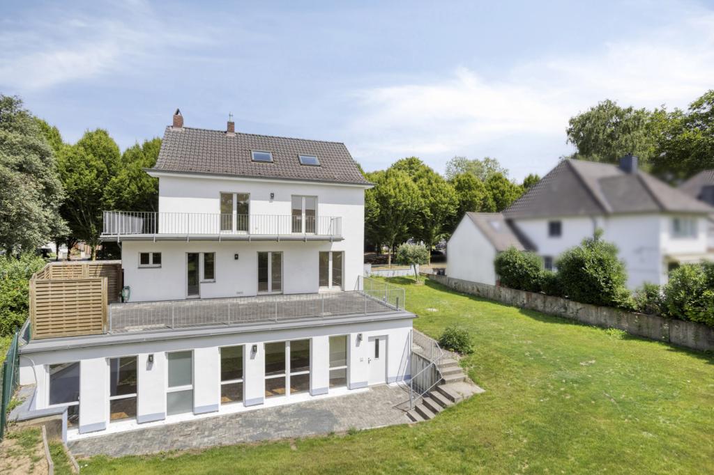 Der Blick auf Ihr Haus aus dem Garten