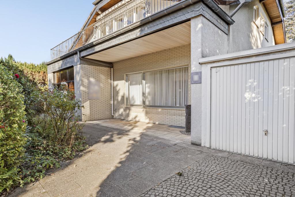 Auffahrt und Garage
