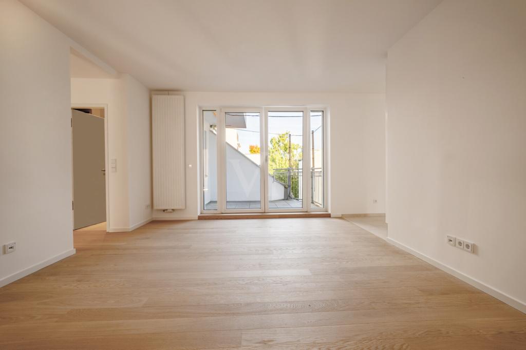 Wohnzimmer mit Zugang zur Südostterrasse