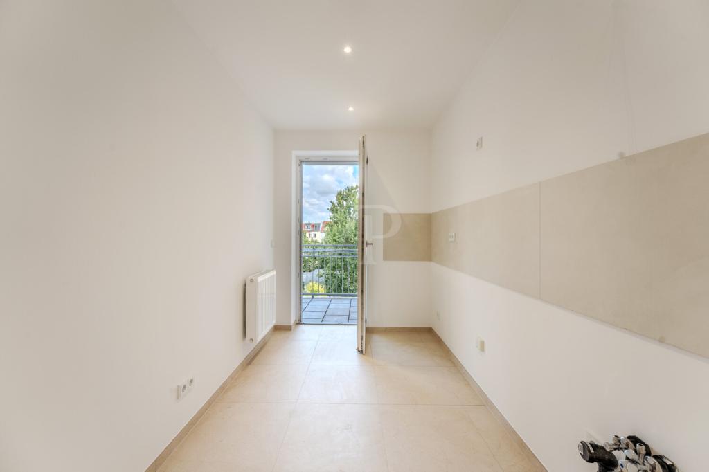 Küche mit Zugang zum Balkon