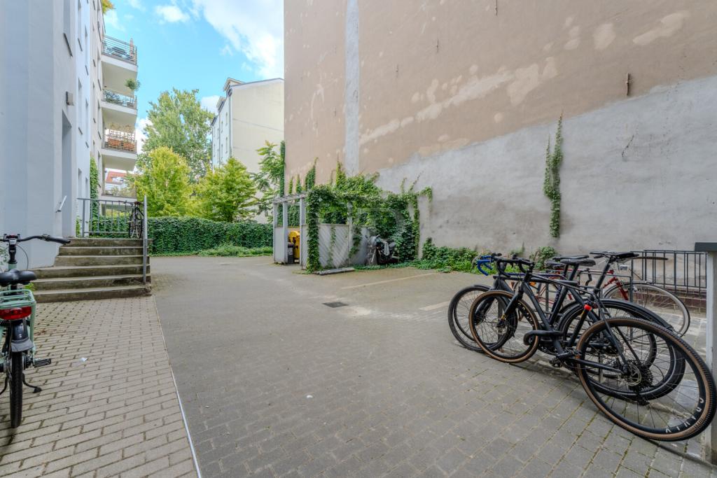 Innenhof mit Blick zu den Nachbarn 