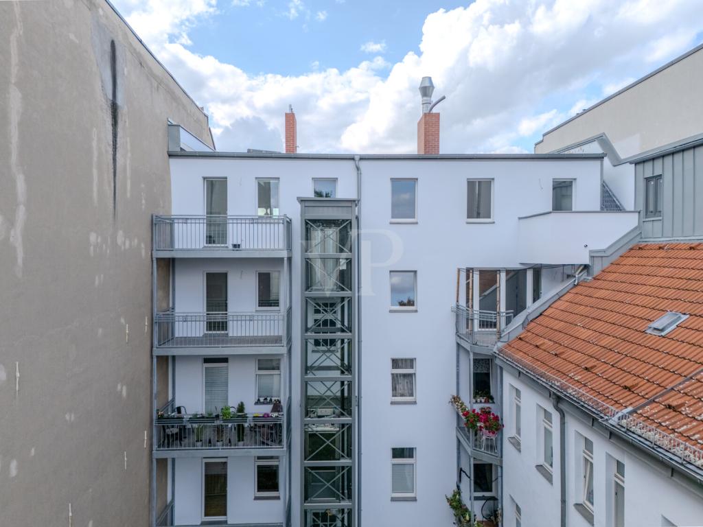 Vogelperspektive auf den Balkon im 4. OG