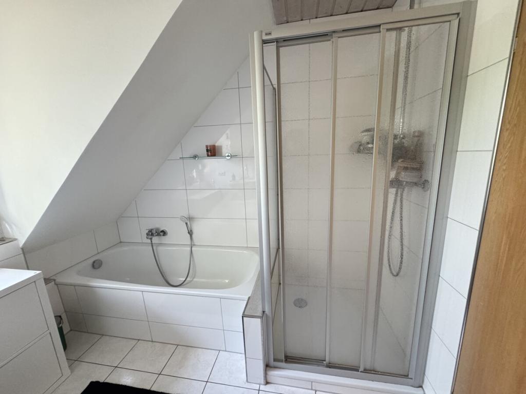 Wanne u. Dusche 1.OG rechts