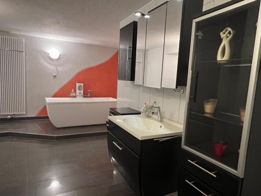 gewerbl. Teil, Bad und Dusche, EG, Foto1