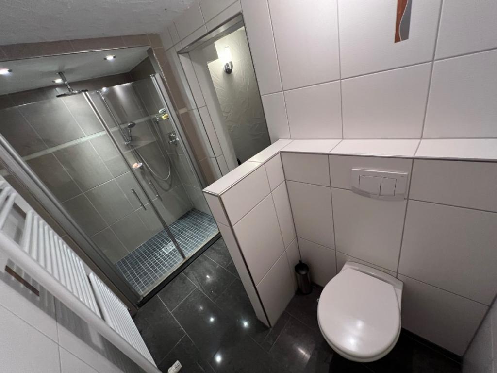 gewerbl. Teil, Bad und Dusche, EG, Foto2