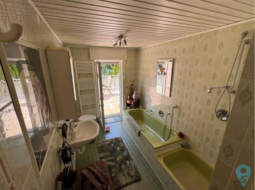 Innenansicht12, OG Bad mit Wanne und Dusche
