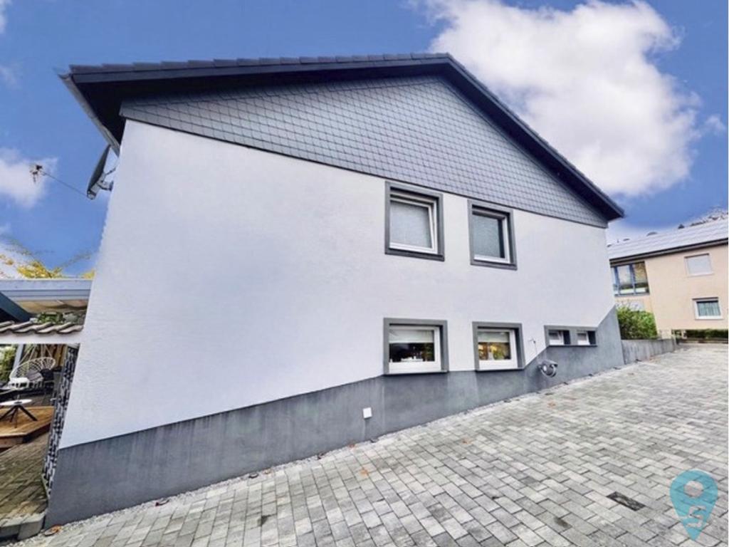 Aussenfoto2, gepflasterte Garageneinfahrt, Ansicht Ost
