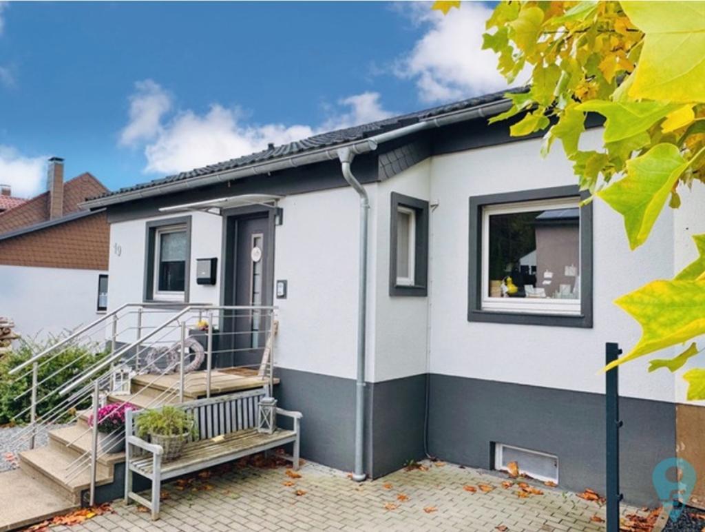 Aussenfoto1, Haupteingang, Ansicht NW