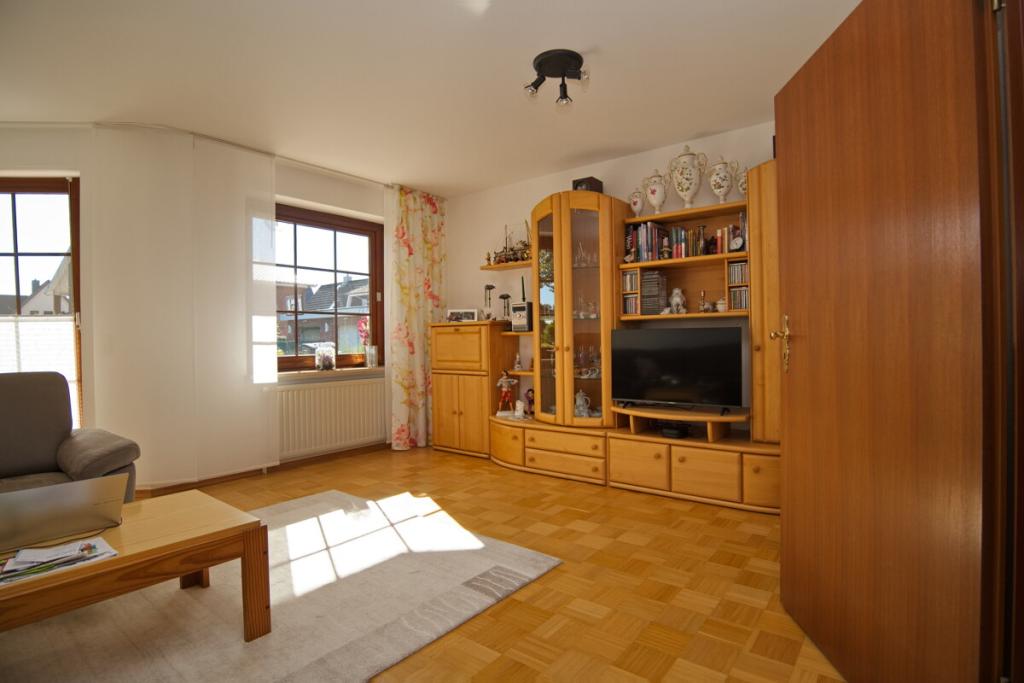 Attraktive Doppelhaushälfte mit großzügigem Vollkeller und Garagenstellplatz in Henstedt-Ulzburg - Foto 2