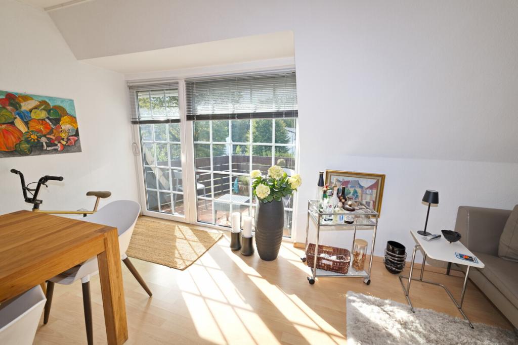 Helle Dachgeschosswohnung mit Balkon und Garage in Poppenbüttel - Foto 3