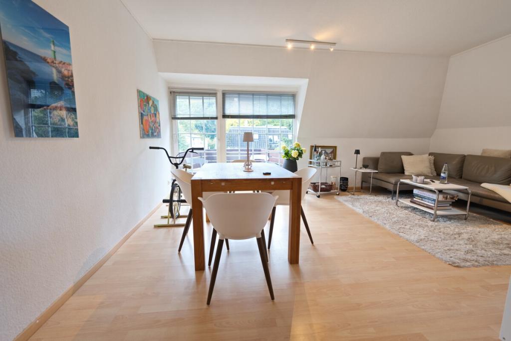 Helle Dachgeschosswohnung mit Balkon und Garage in Poppenbüttel - Foto 2
