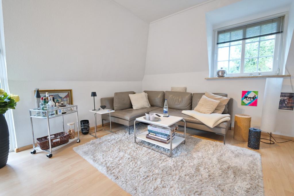 Helle Dachgeschosswohnung mit Balkon und Garage in Poppenbüttel - Foto 1