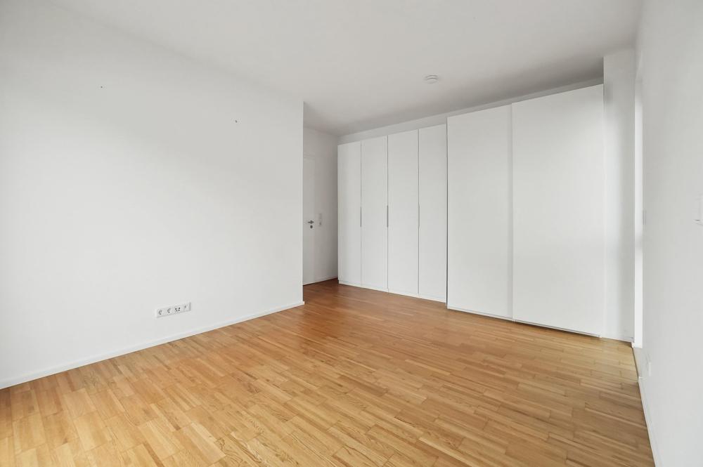 ++Moderne 4-Zimmer-Wohnung mit zwei Bädern, Terrasse & eigenem Garten++ - Foto 3