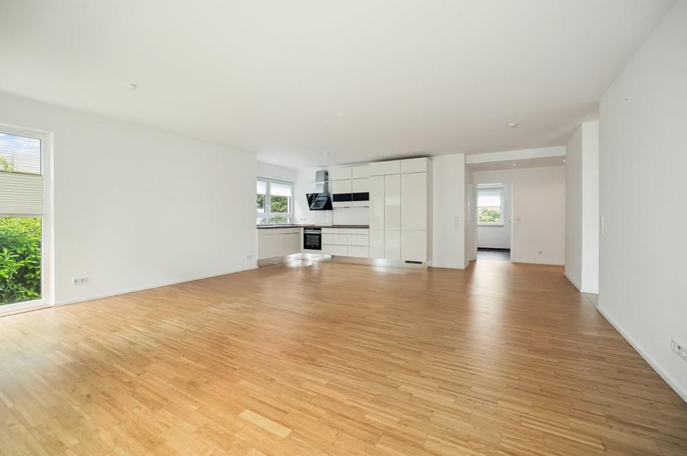 ++Moderne 4-Zimmer-Wohnung mit zwei Bädern, Terrasse & eigenem Garten++ - Foto 4