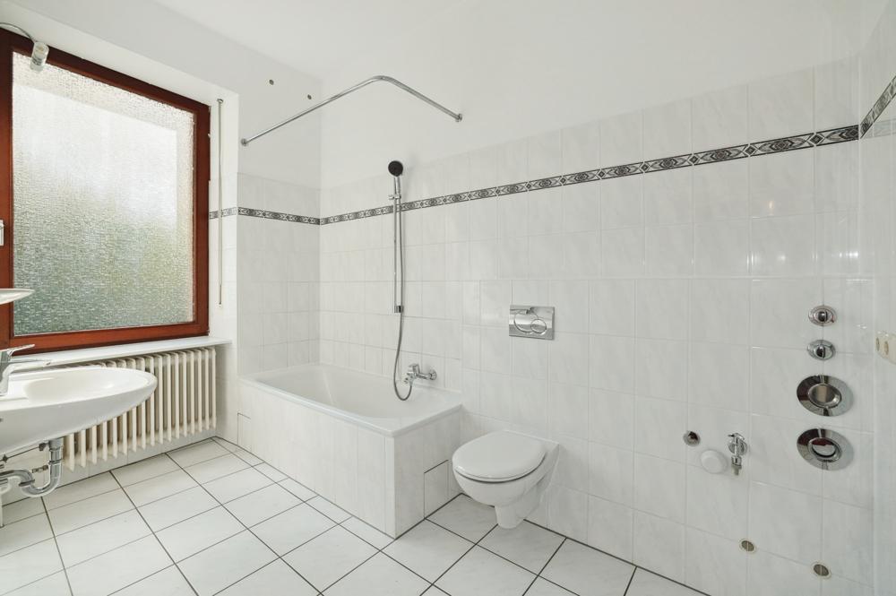 Charmanter Altbau: 2-Zimmer-Wohnung mit Einbauküche in Niederrad - Photo 2