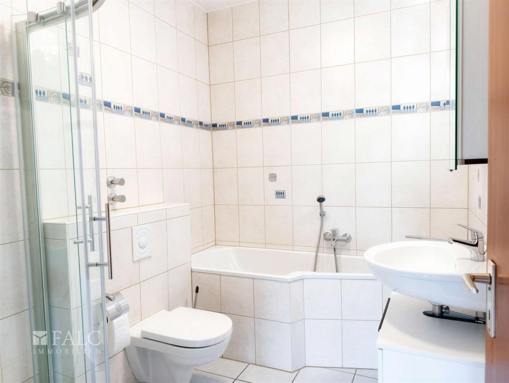 Exklusive Erdgeschoßwohnung im gehobenen Zweifamilienhaus! - Photo 3