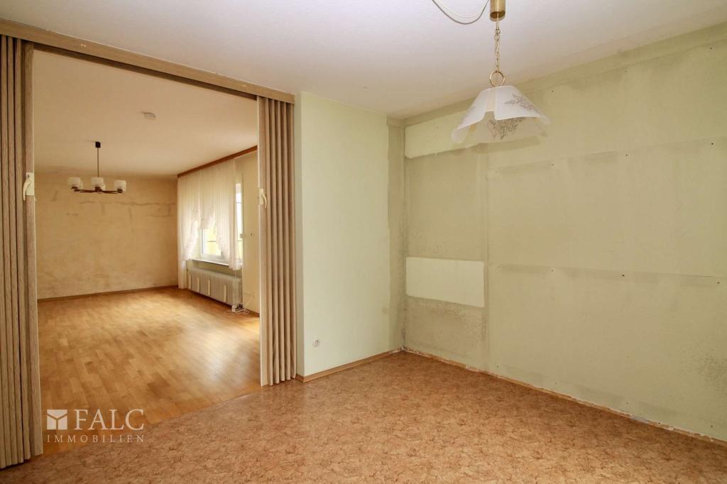 Esszimmer mit Blick ins Wohnzimmer