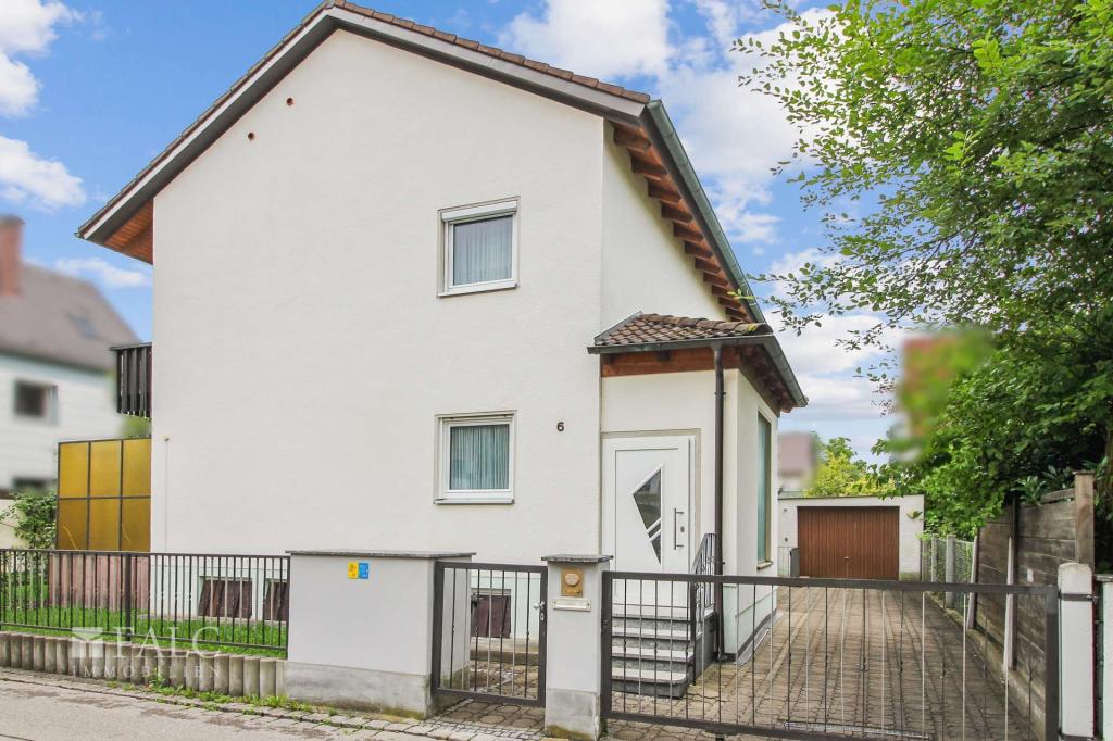 Eingangsbereich mit Garagenzufahrt