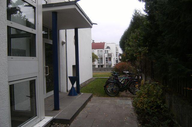 SCHÖNES GEMÜTLICHES TEILMÖBL. OBERGESCHOSS-APARTMENT MIT BALKON IN KLEINER WOHNEINHEIT IN UNI-NÄHE - Photo 4