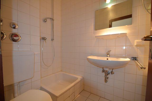 SCHÖNES GEMÜTLICHES TEILMÖBL. OBERGESCHOSS-APARTMENT MIT BALKON IN KLEINER WOHNEINHEIT IN UNI-NÄHE - Photo 3