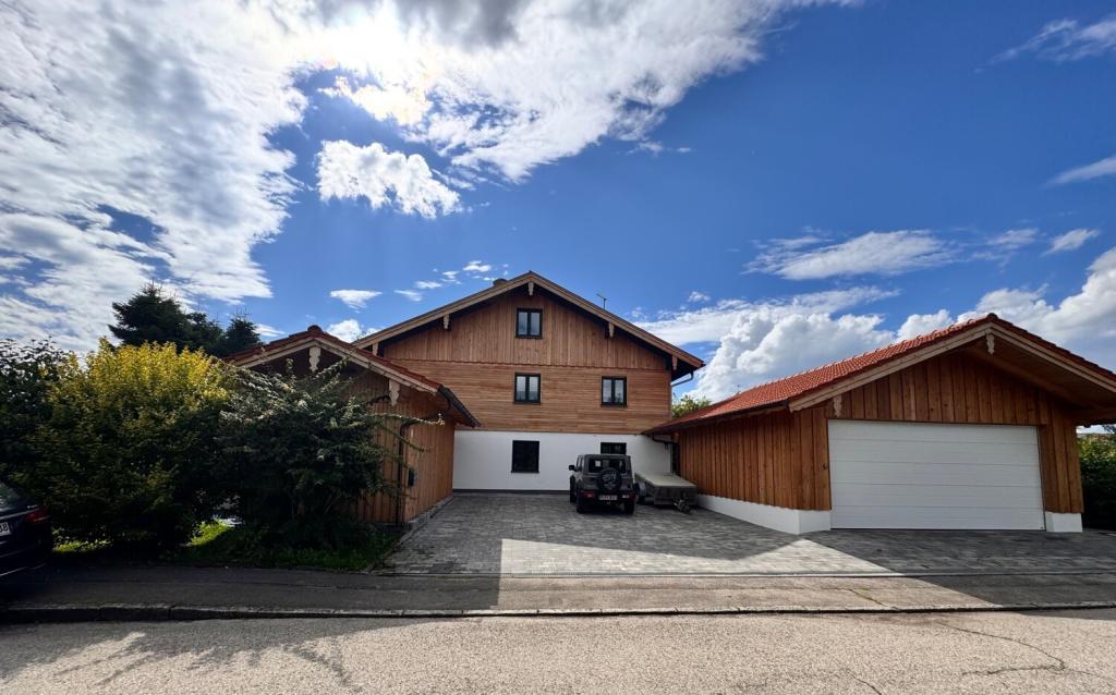 Hausansicht mit Garagen