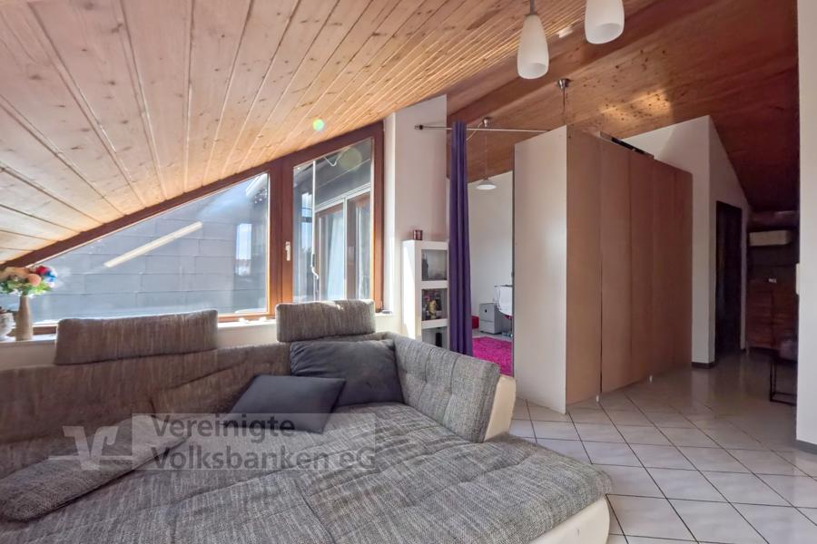Charmante Dachgeschosswohnung mit Balkon in ruhiger Lage von Altdorf - Foto 2