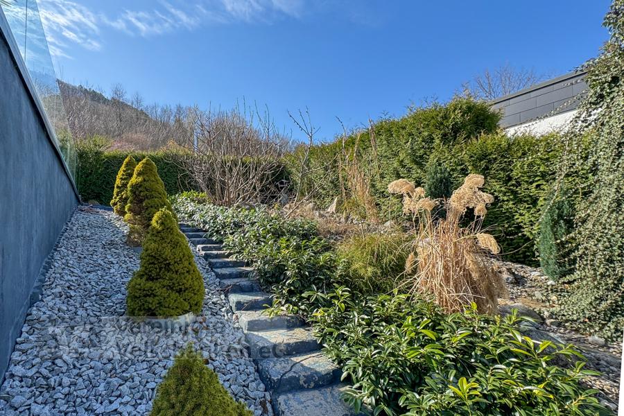 Gartenaufgang mit Wasserspiel