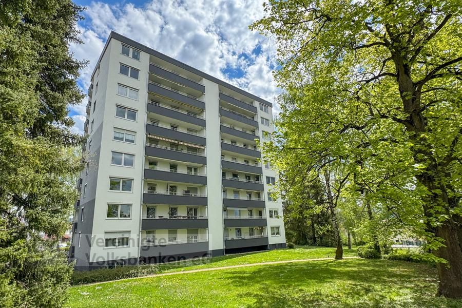 Willkommen in Ihrem neuen Zuhause in Reutlingen! Diese gepflegte Etagenwohnung bietet Ihnen alles, was das Herz begehrt. Die Wohnung befindet sich in einem achtstöckigen Gebäude, das 1966 erbaut...