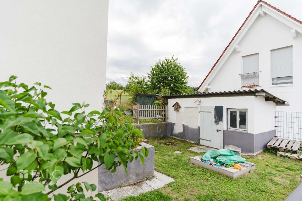 Garten mit Hütte