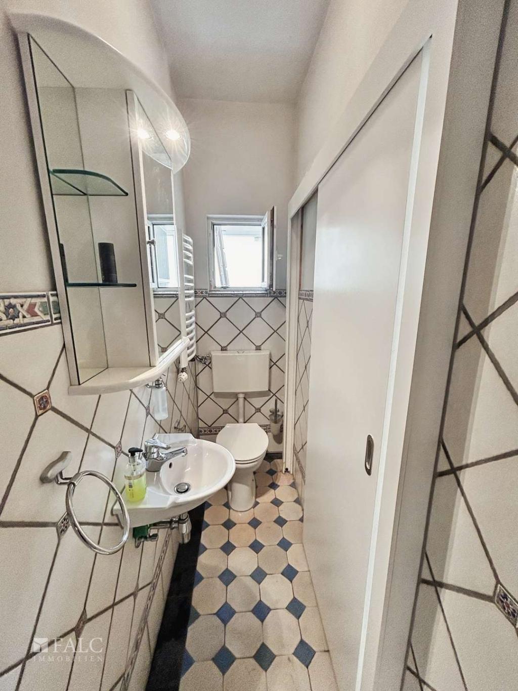 Badezimmer mit Fenster
