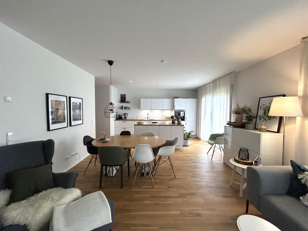 Wohnzimmer mit offener Küche