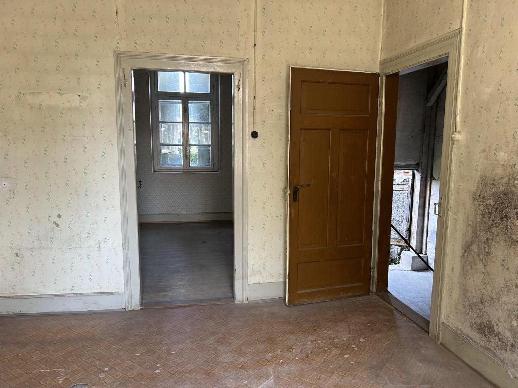 2. Wohnhaus Zimmer 1 mit Blick zu Zimmer 2